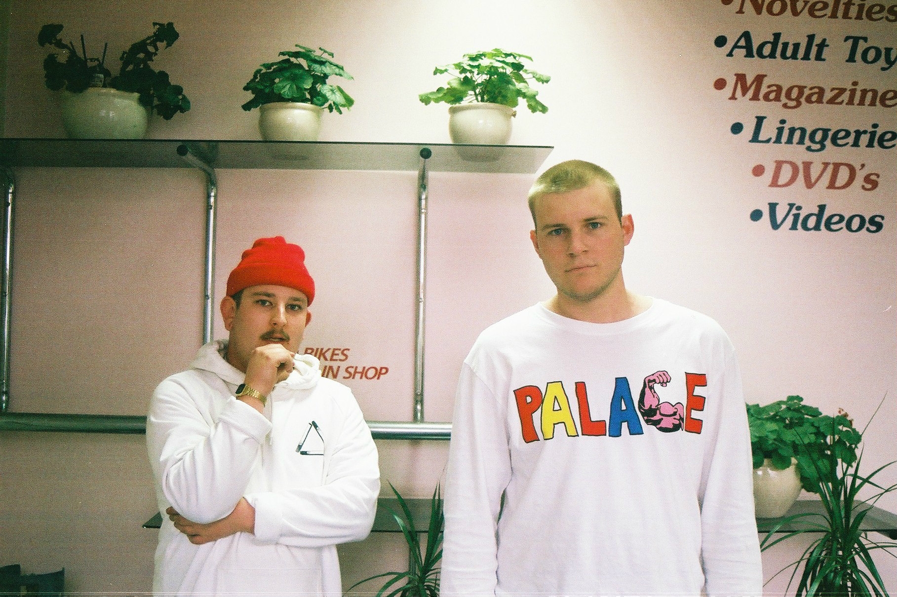 Premiere: Bicep-approved Sandboards race for 'Pinnk Slippz'