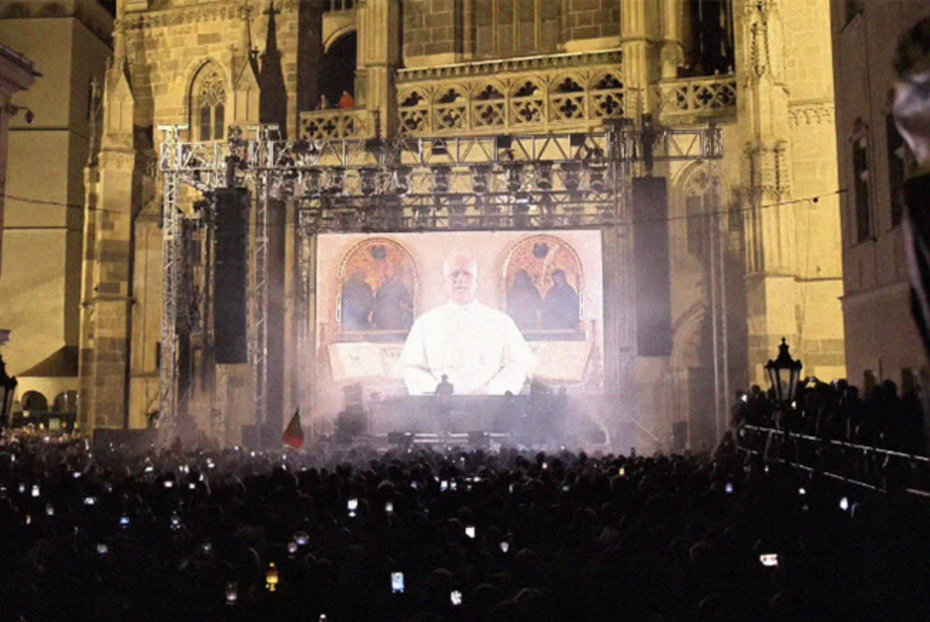 PAPIEŻ LEON PODCZAS SETU DJ-SKIEGO NA KATOLICKIEJ IMPREZIE RAVE