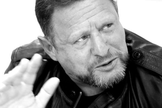 ​Shaun Ryder hosts "UFO sighting phone-in" on This Morning