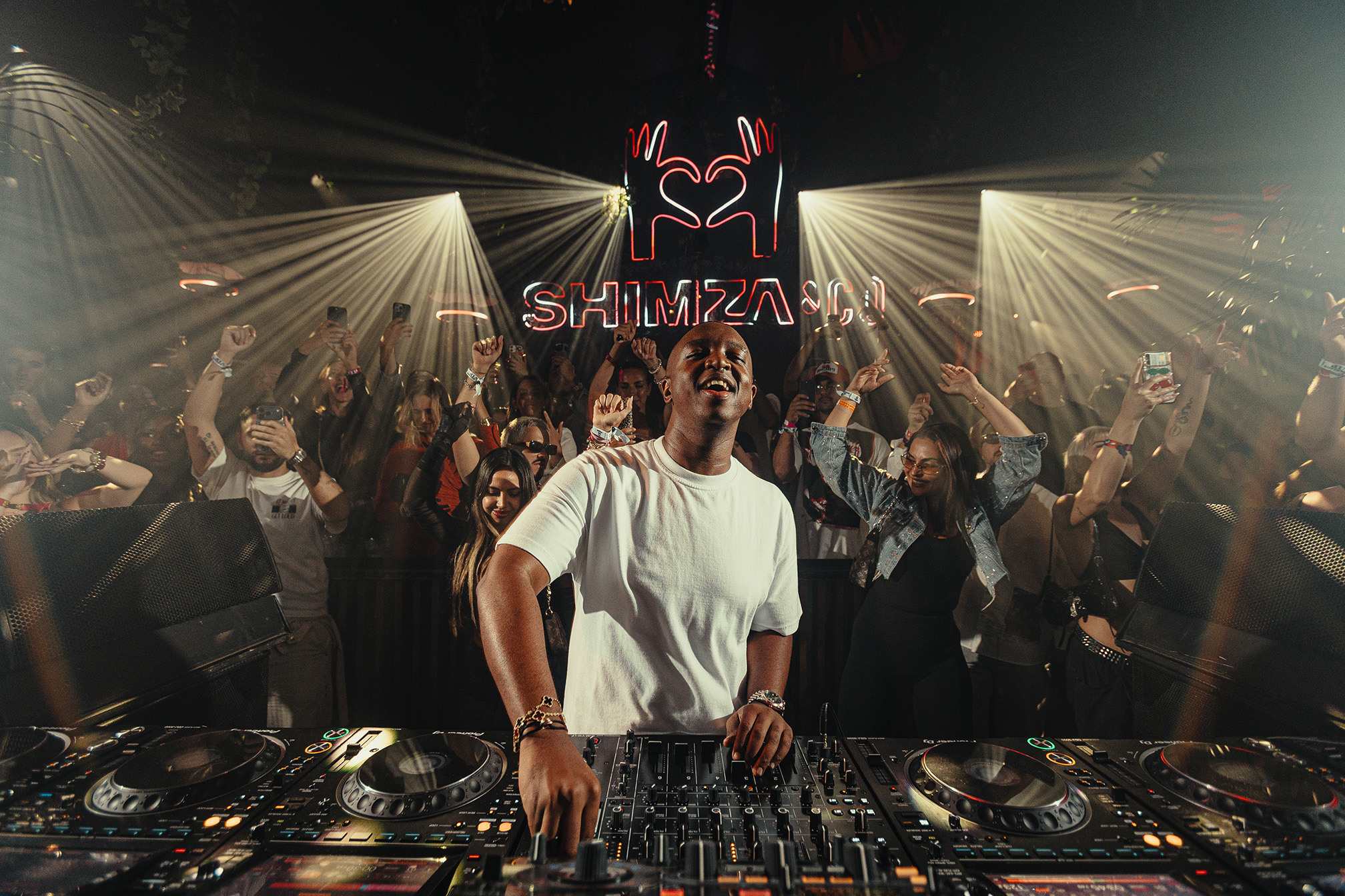 Capa fotográfica da fonte da The Clubber: Shimza planta as raízes da música de dança africana no coração de Ibiza