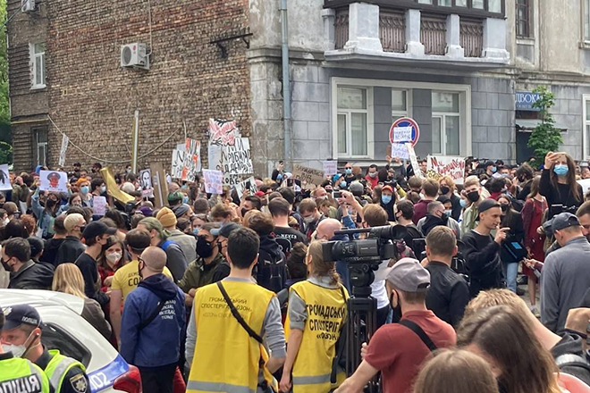 Ukrainian partygoers protest against police violence and illegal detention of musicians