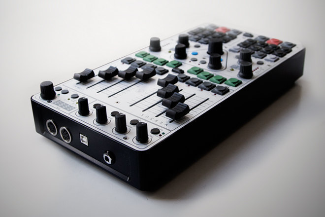 Magda and Nyma unveil the Versus controller