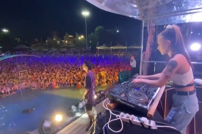 Thousands attend music festival in Wuhan water park