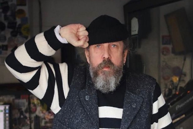 You can now download 900 hours of Andrew Weatherall DJ mixes
