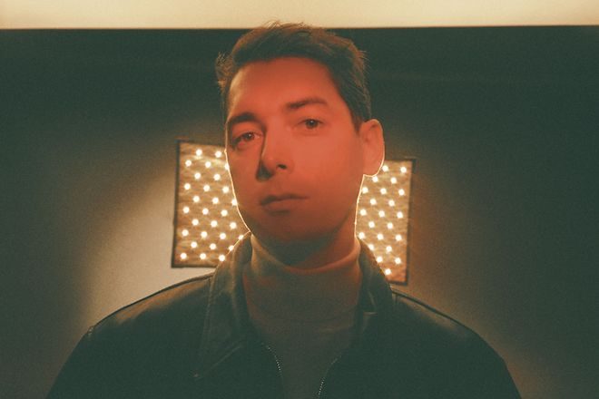 Watch the video to Darius' latest single 'EASE YOUR MIND'