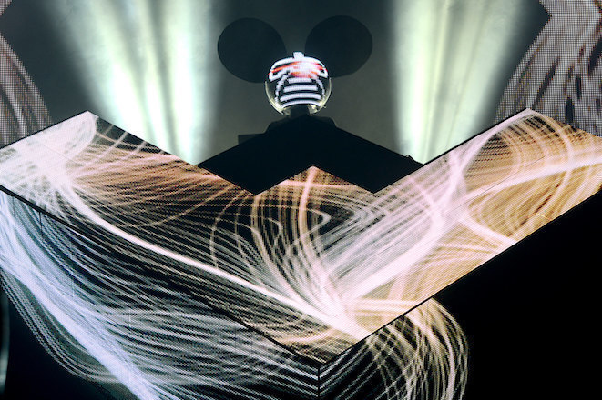 Deadmau5 calls out an "asshat" who stole his cube set-up