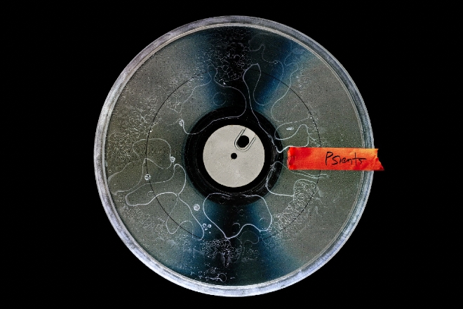 Biologist creates first "living record" made with micro-organisms
