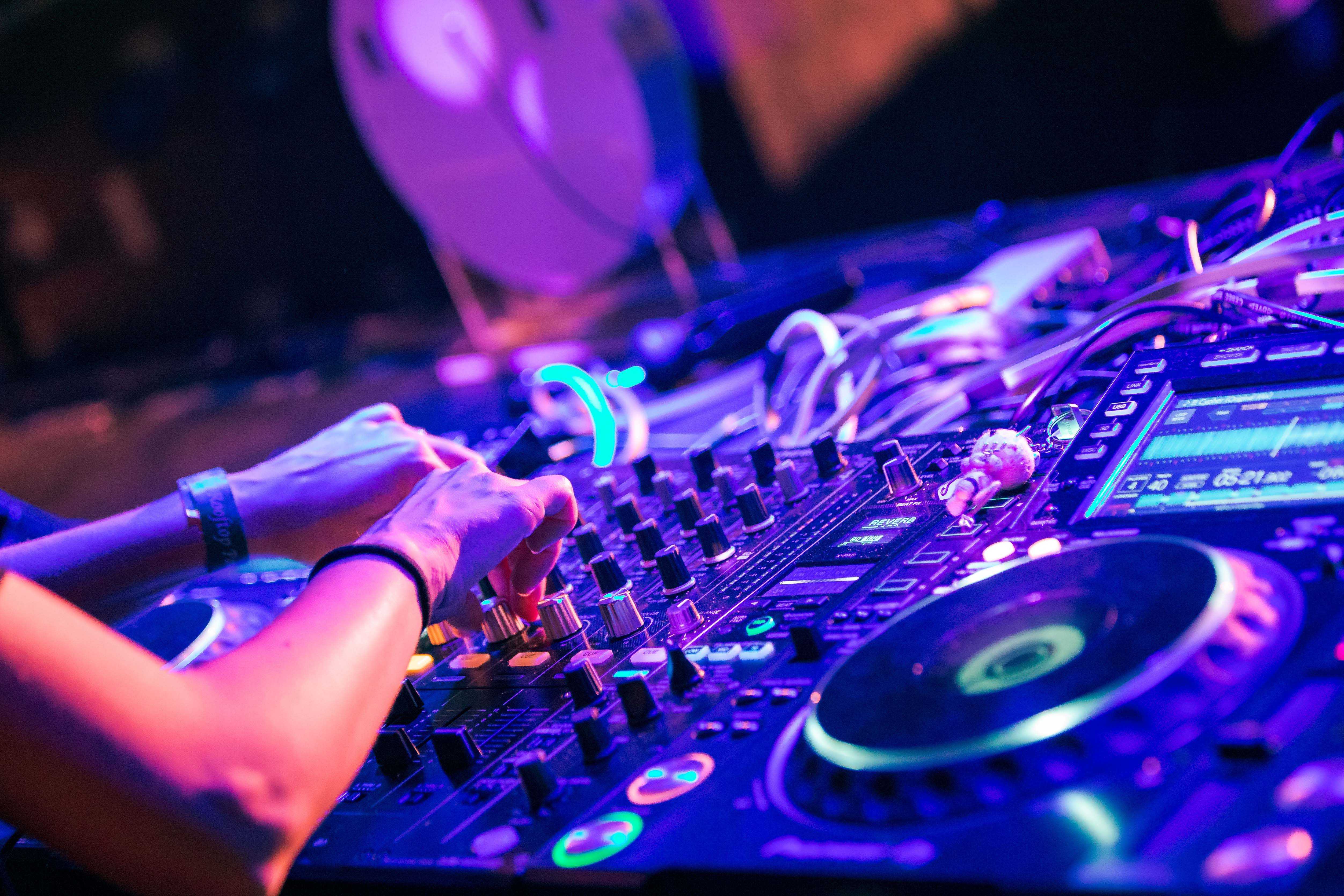 New survey finds that 98% of female artists suffer performance anxiety