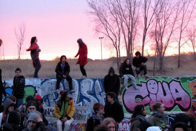 UK police allow 1000-person rave to continue