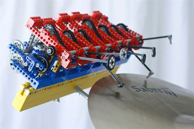 This Lego creation plays acid house live