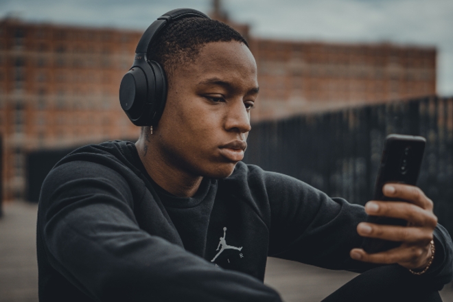 ​1.35 billion young people at risk of hearing loss, study finds