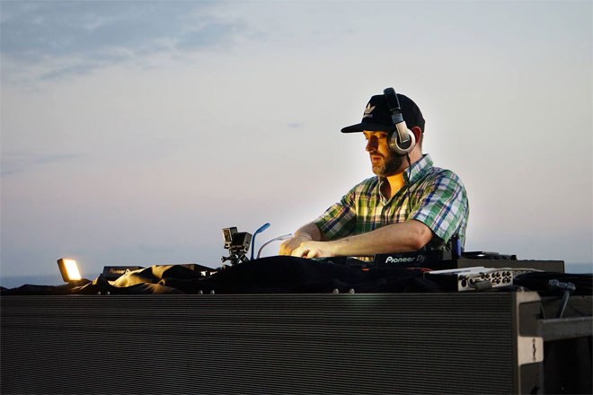 Watch Sébastien Léger lay down the perfect sundown set from W Bali