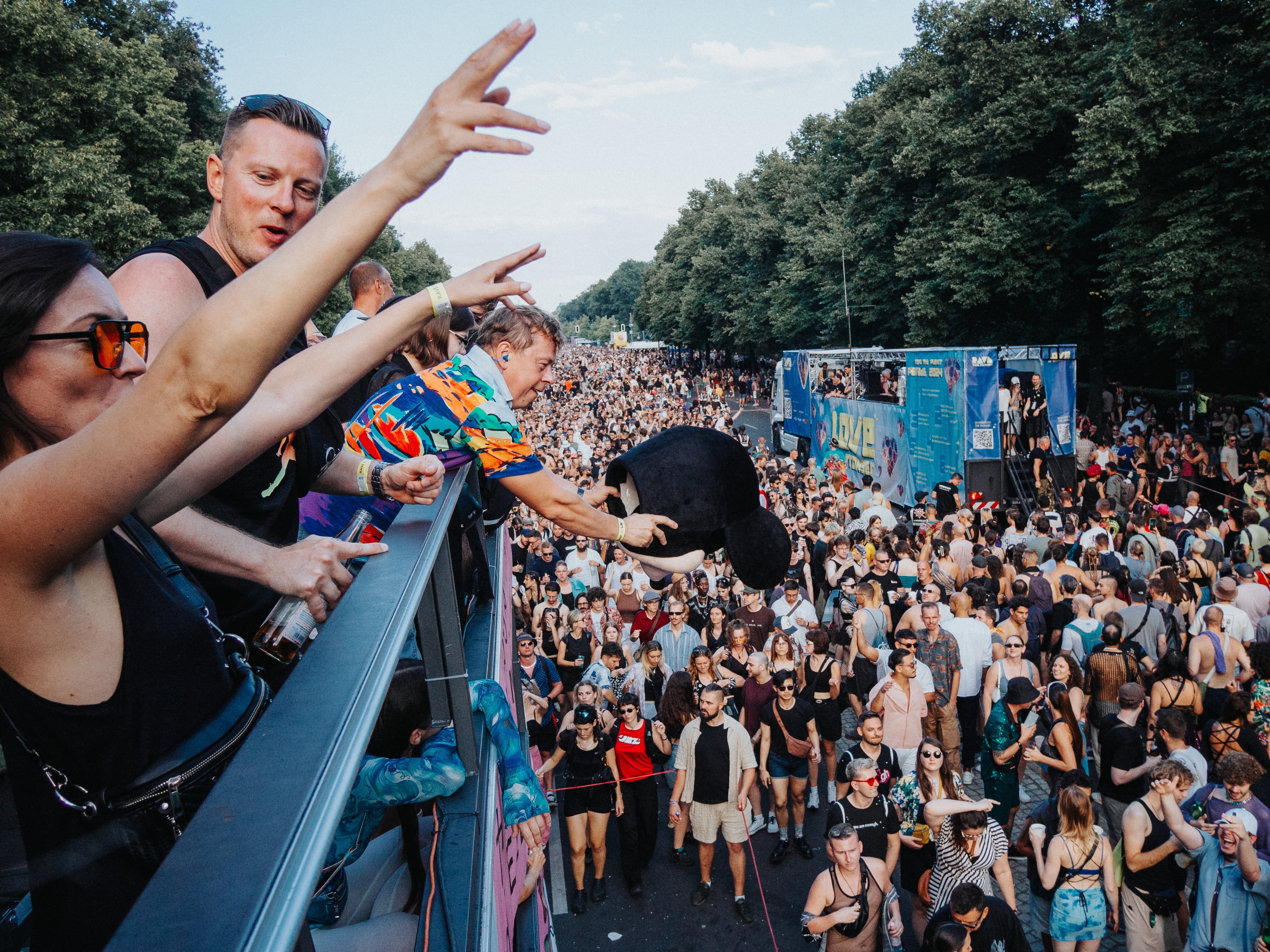 RAVE THE PLANET: berlińska parada techno i kompilacja hymnów