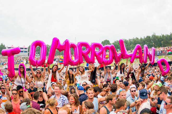 Listen to mixes from Carl Cox, The Martinez Brothers and Sven Väth at Tomorrowland