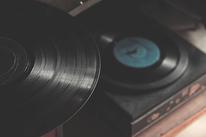 US vinyl sales surpass CDs for the first time in more than 30 years