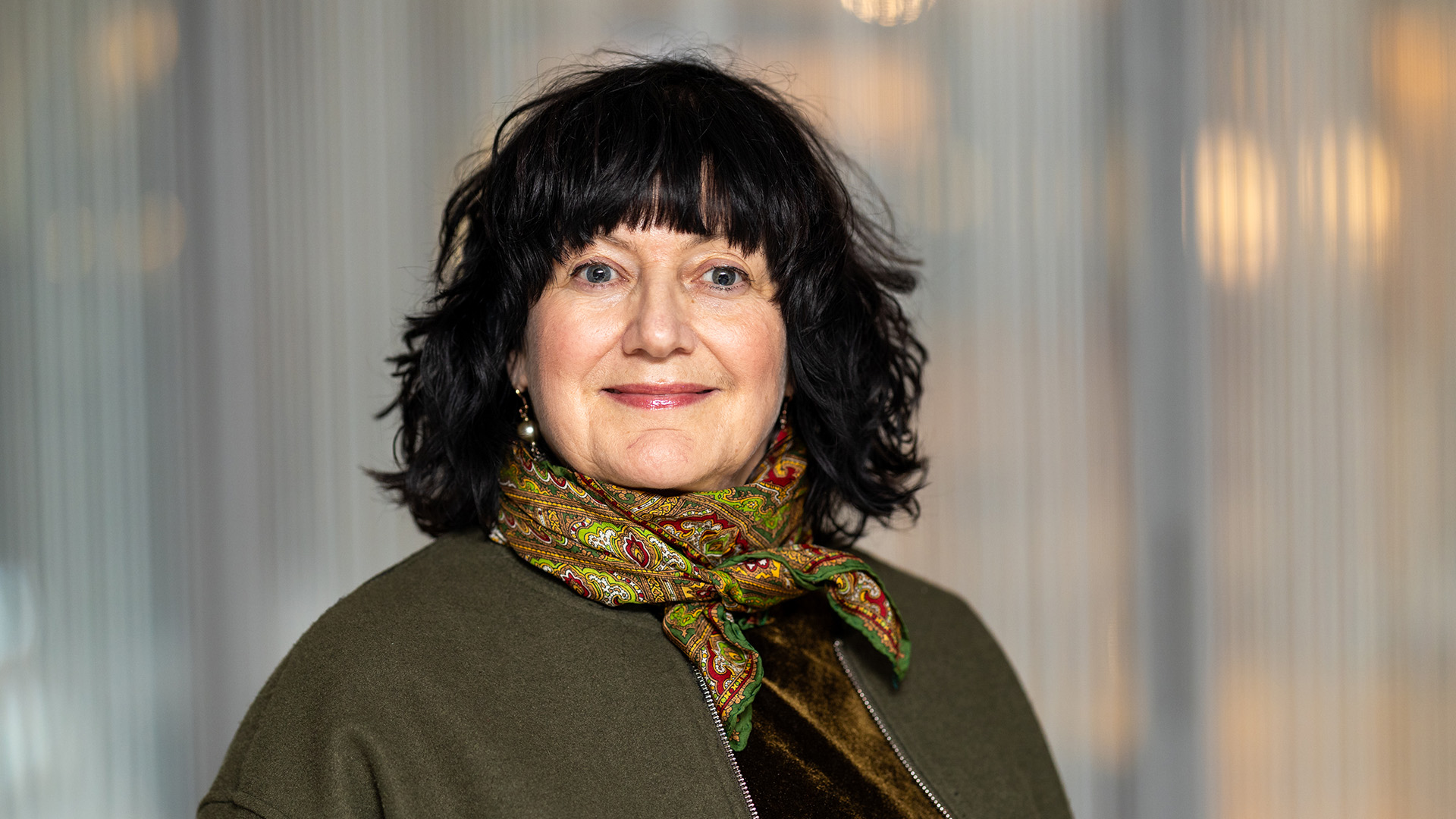 Foto. Kvinner ser mot kamera og smiler