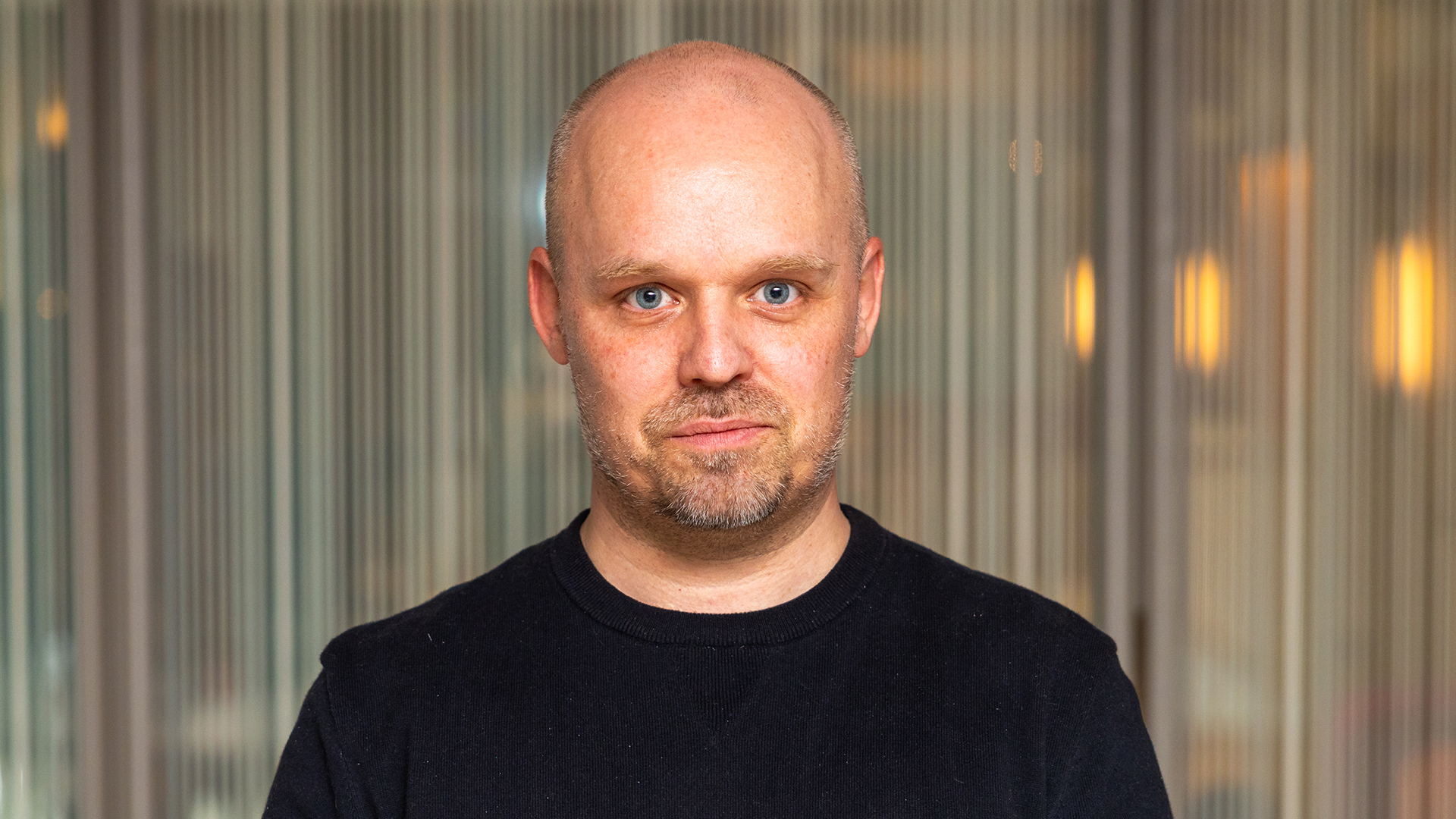 Foto. Mann ser inn i kamera.
