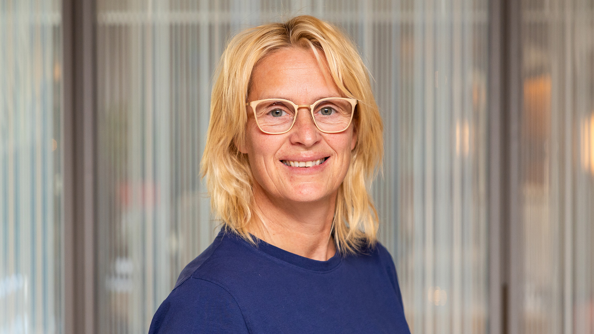 Foto. Blond kvinne smiler