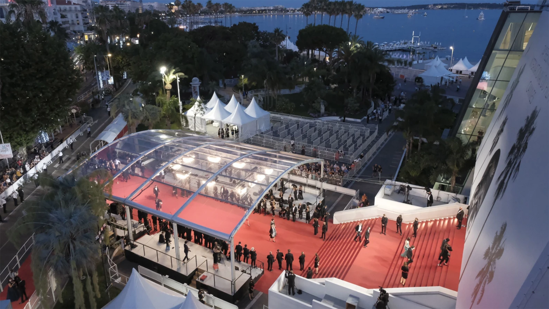 Foto.Mennesker som går på rød løper under Cannes filmfestival