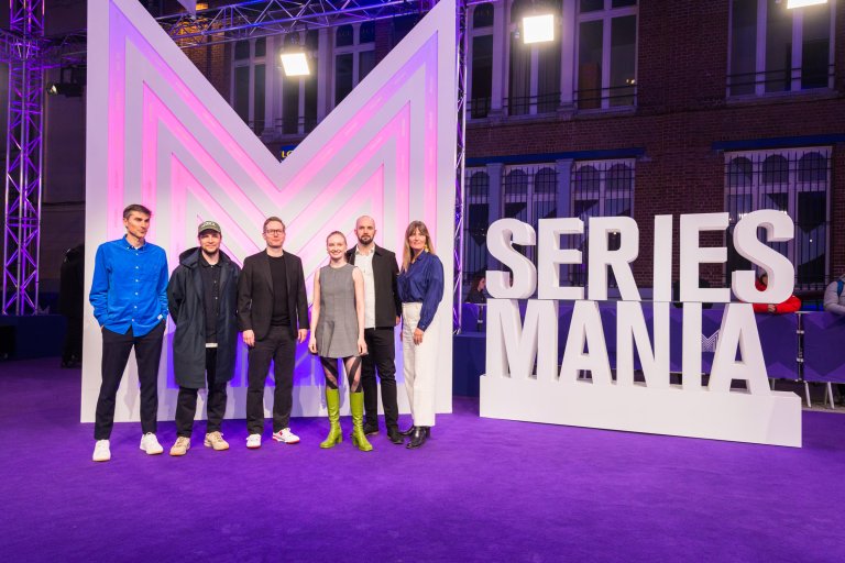 foto. seks mennesker står bak en stor logo og ved siden av står det i store bokstaver series mania.