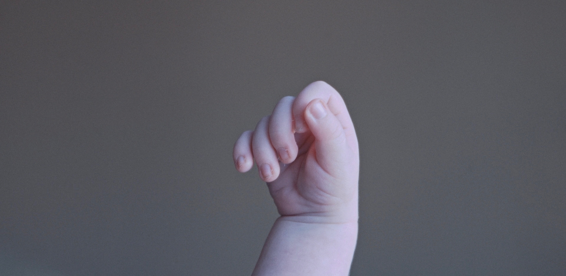 foto. en babyhånd som krummer seg
