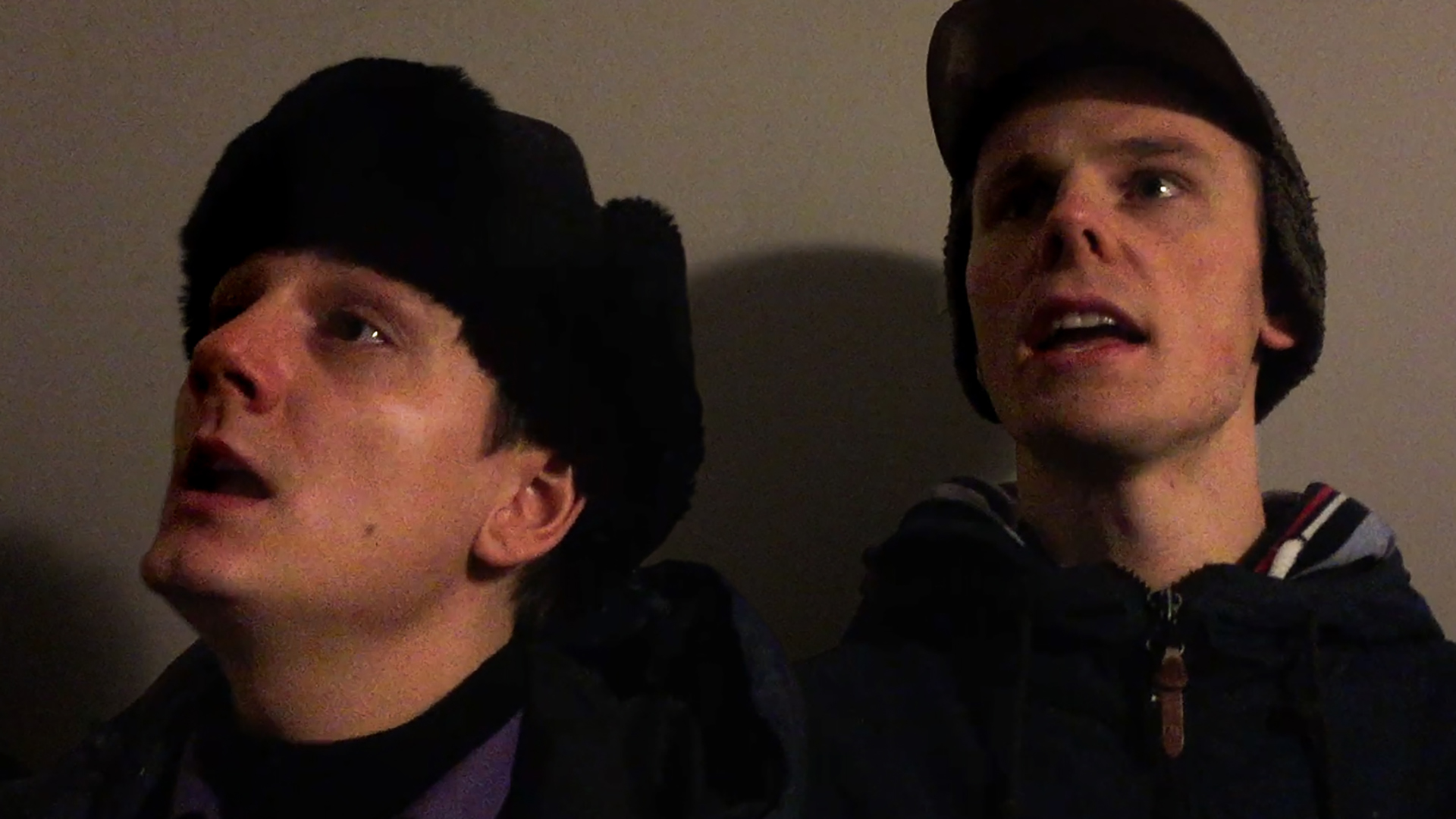 Foto. Ansiktet til to unge menn som synger