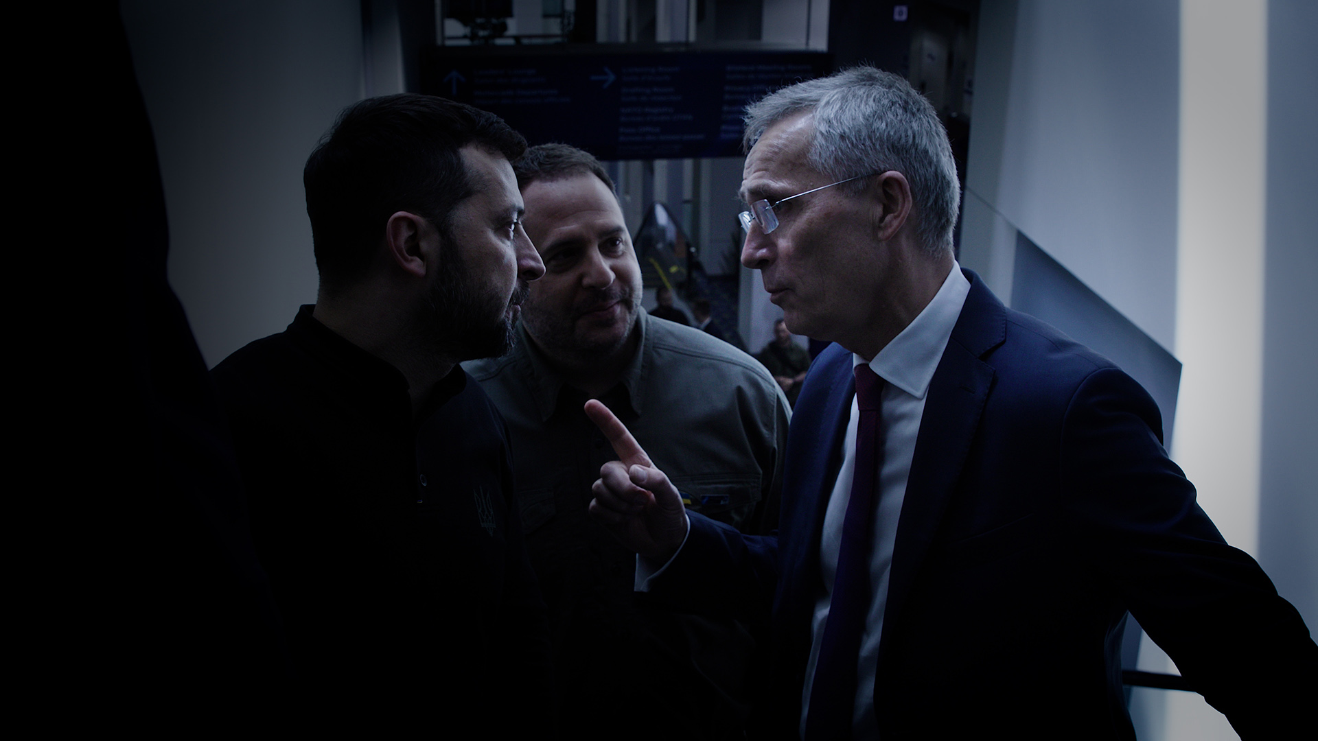 Foto: Jens Stoltenberg i samtale med Volodymyr Zelenskyy