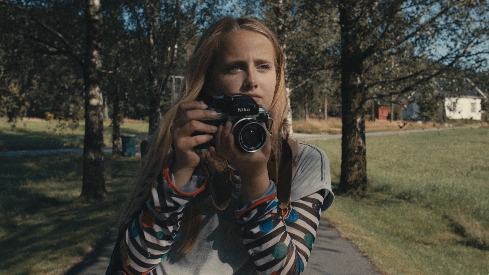 foto. ung jente med stillfoto-kamera på en landevei