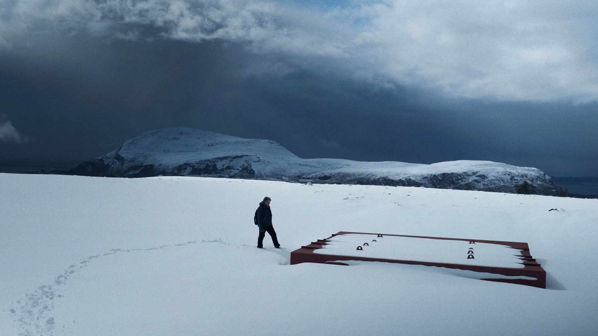Foto. Snølandskap og en person som går i snøen