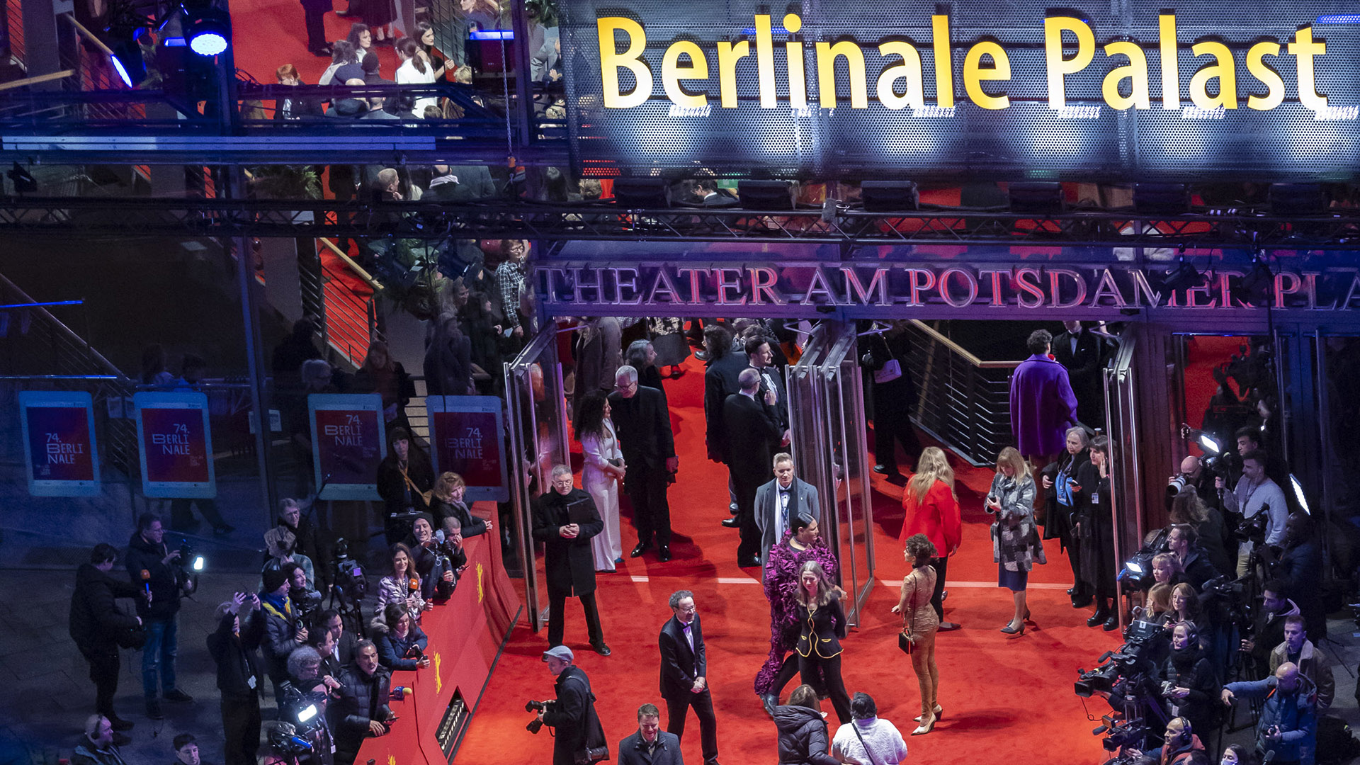 Foto. Mennesker på rød løper i Berlin under Berlin filmfestival