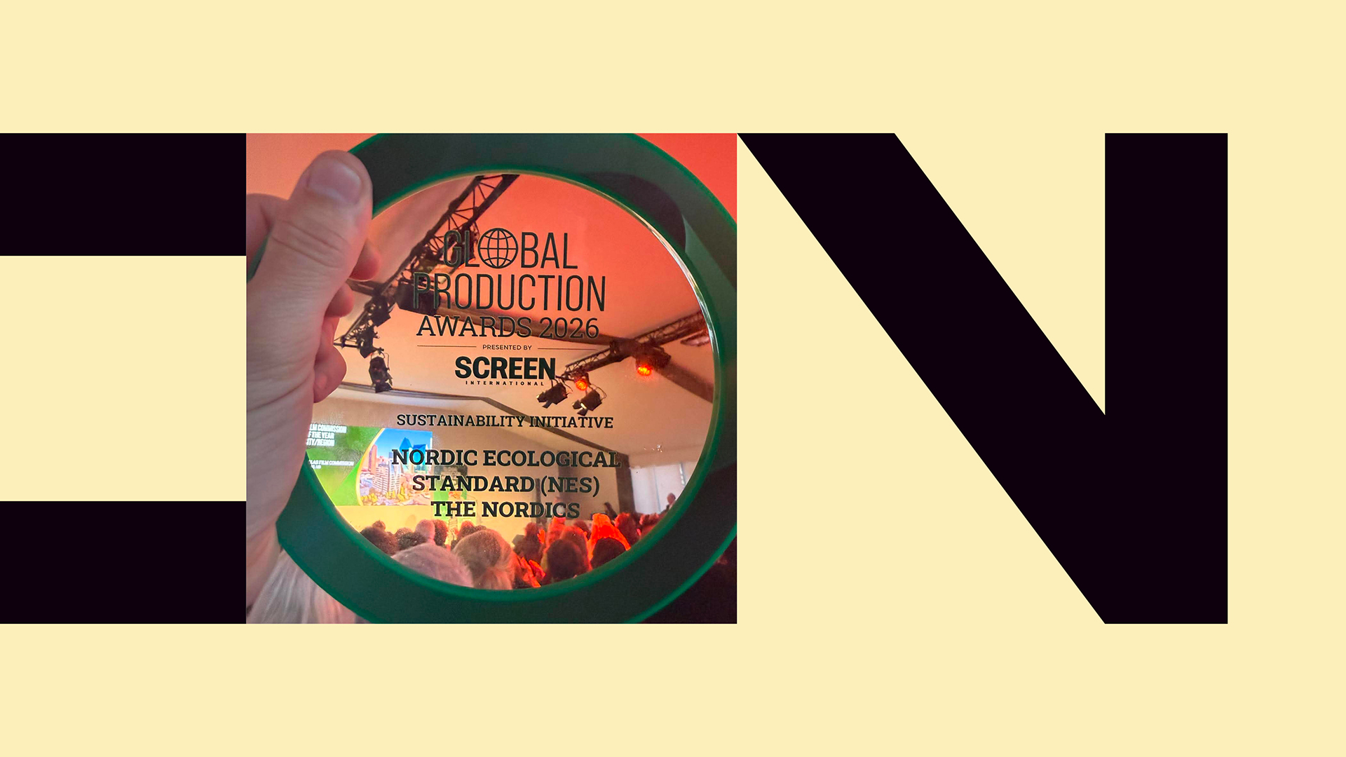 Foto. En rund pris i plastikk der det på en gjennomsiktig plate står "Global production Award SCREEN Nordic Ecological Standard (NES) The Nordics.