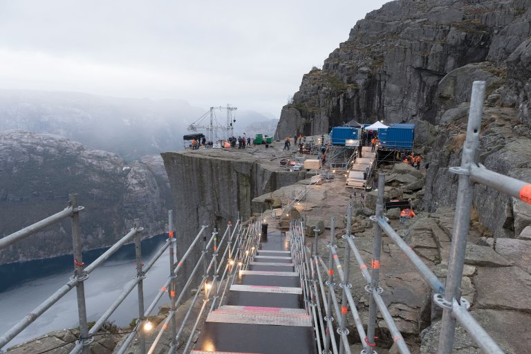 Stillaser ut på en fjelltopp