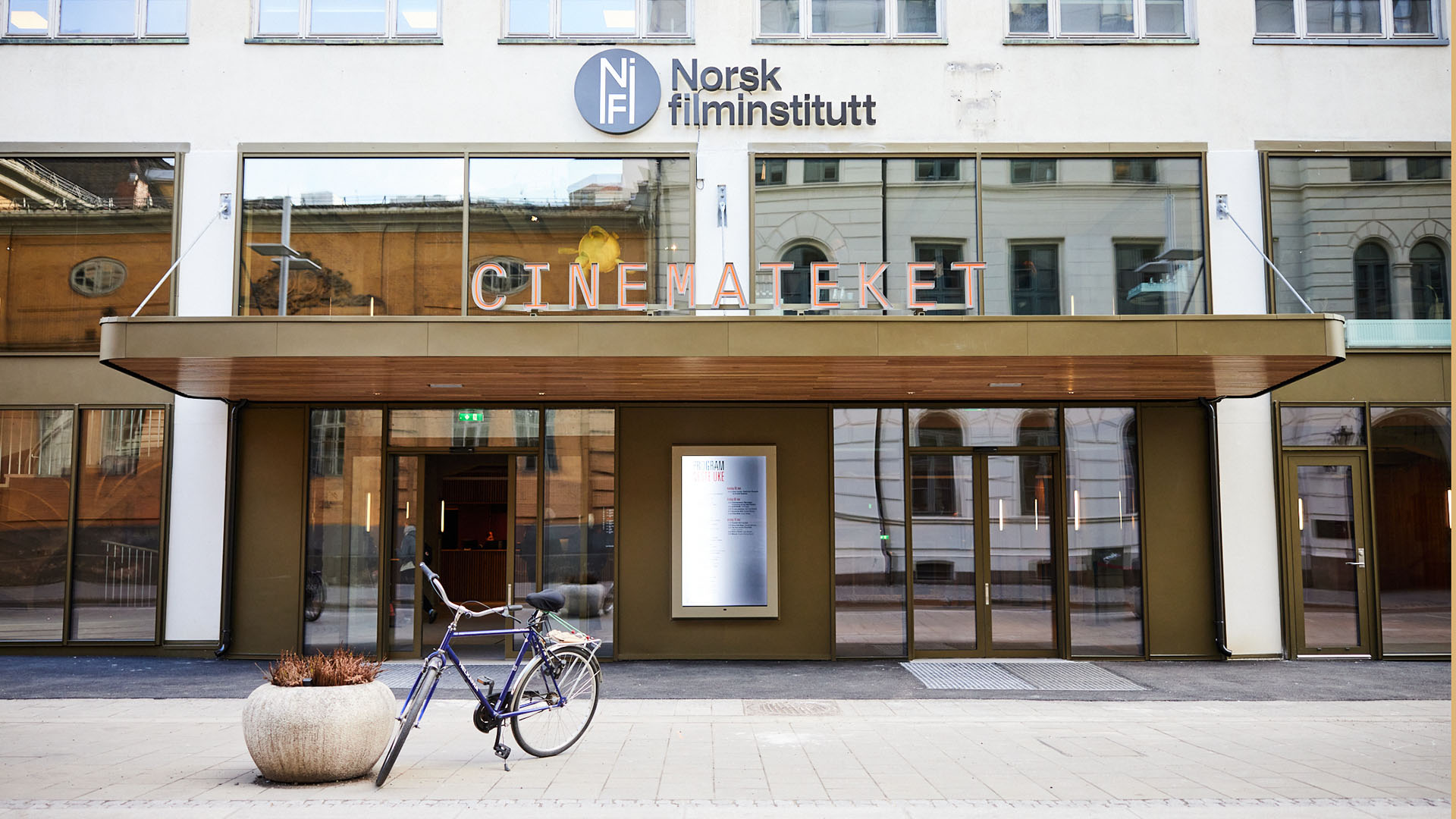 Inngangsparti til Cinemateket med sykkel i forgrunn