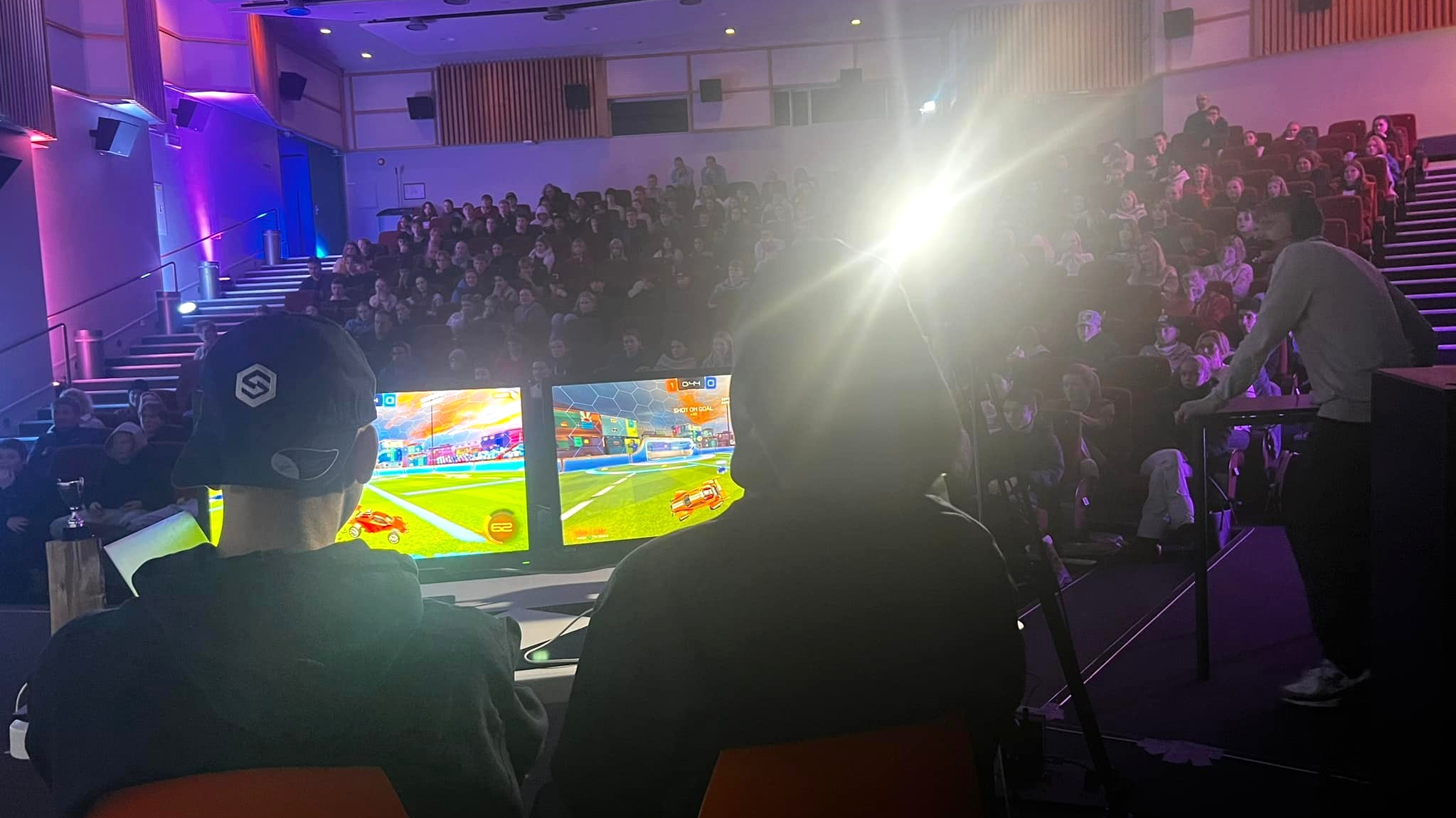 To gutter spiller Rocket League. Vi ser dem bakfra, og kan se en tribune med publikum bak dem.