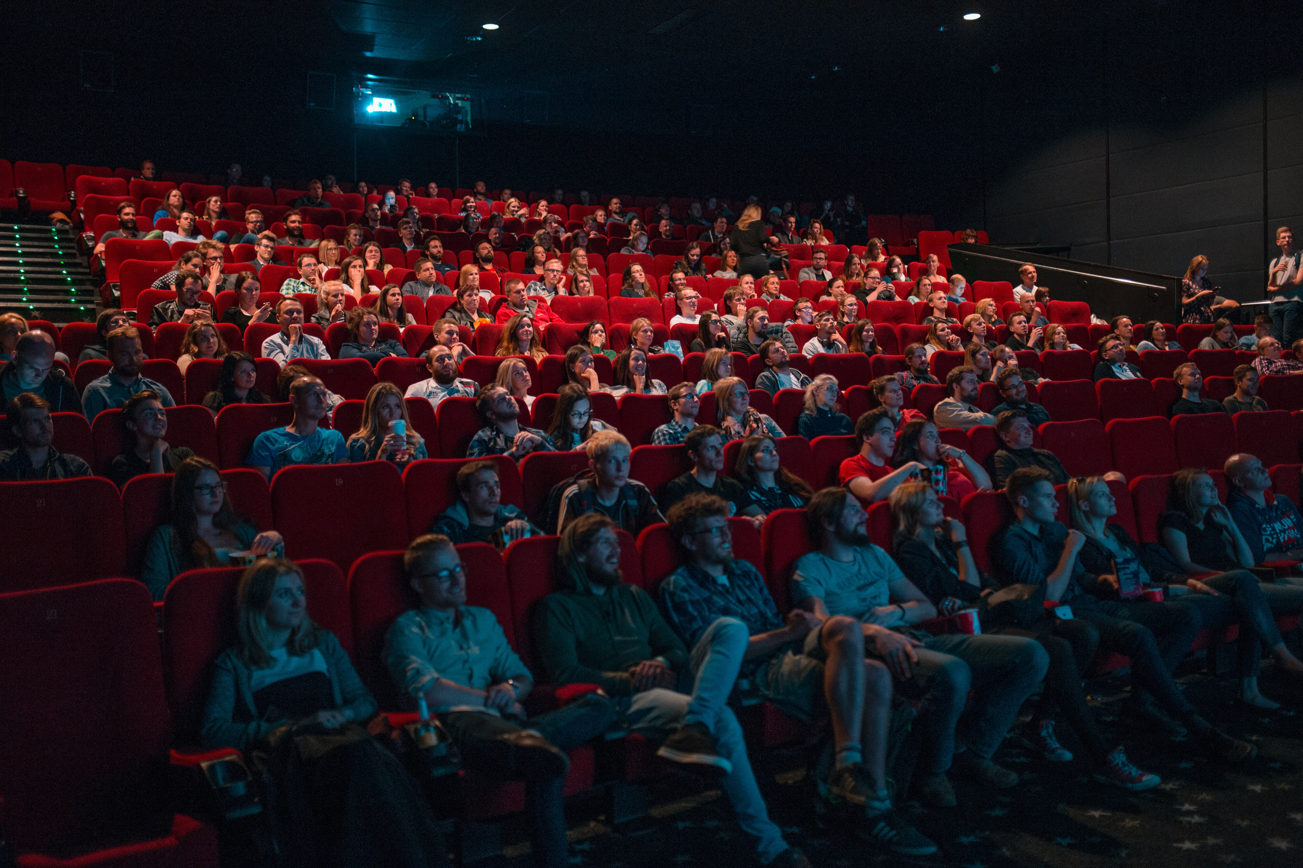 Foto. Mennesker i fullsatt kinosal.