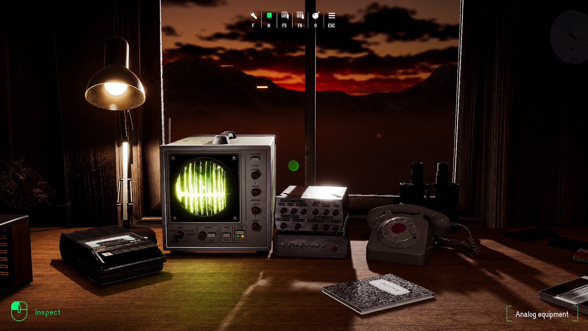 skjermbilde fra dataspill med kontorpult i mørke med analogt utstyr som gammeldags radar og kalkulatur og radio