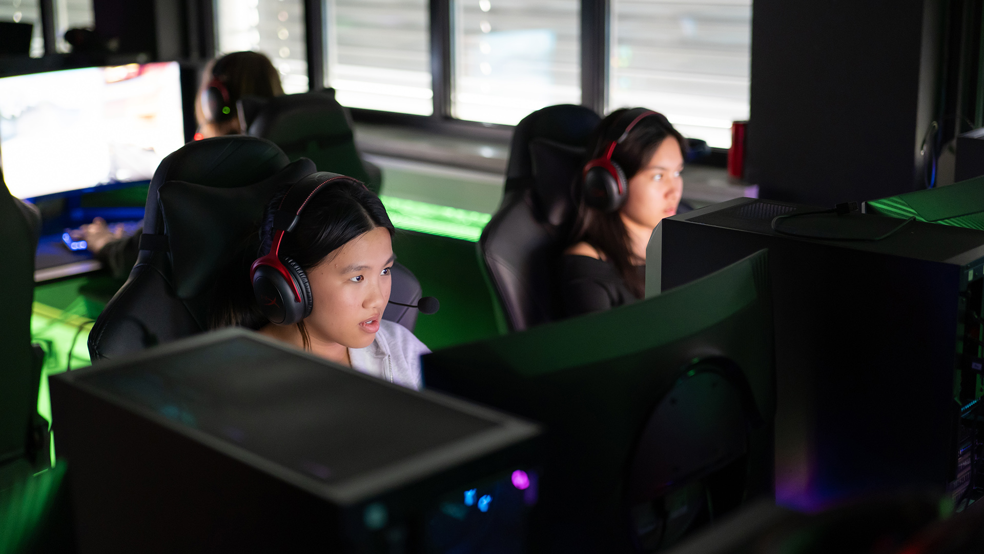 Foto. To unge jenter sitter og spiller dataspill