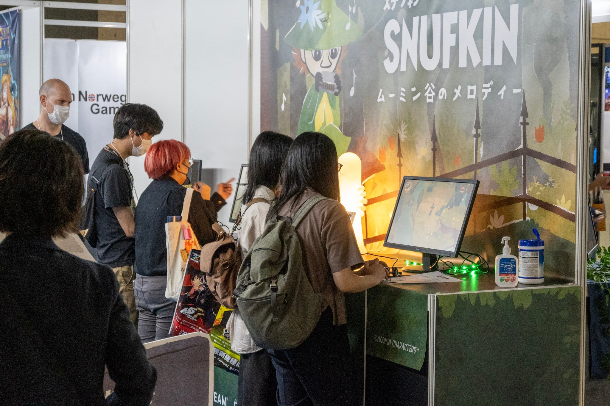 Foto. Mennesker som står på stand og tester spillet Snufkin på Tokyo Game Show