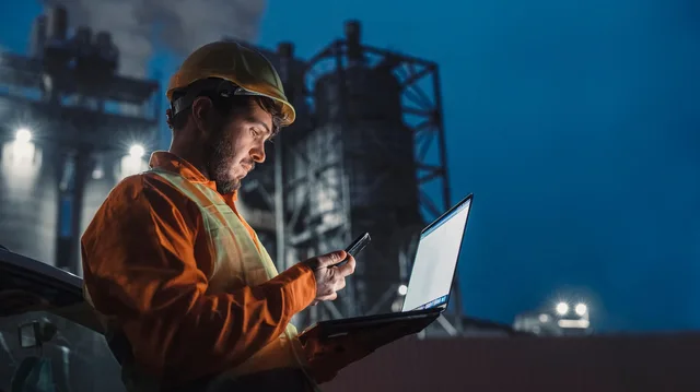 mann-in-industrie-mit-laptop Überplanung rechtliche Grundlagen