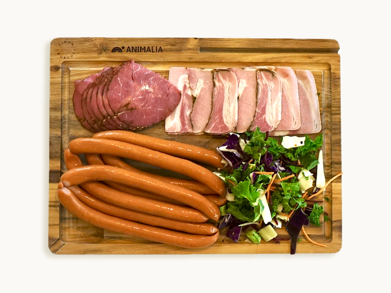 Skinke, pølser og salat på en fjøl