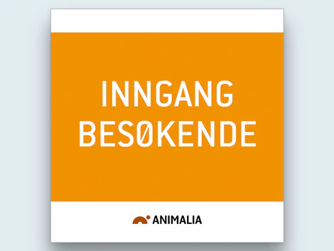 Oransje dørskilt med skrift "Inngang besøkende".