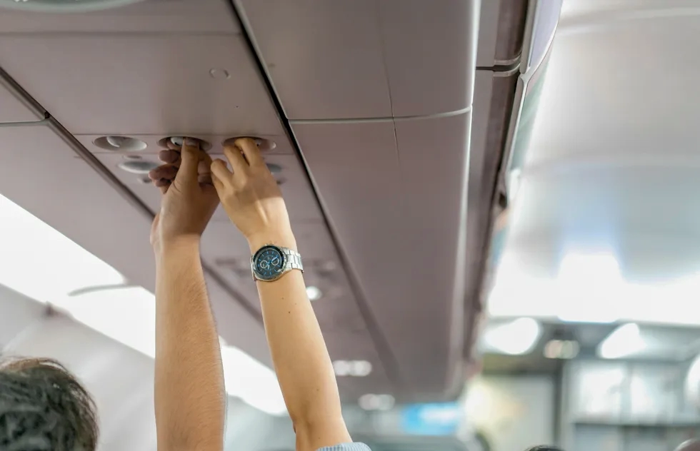 Adjusting airplane air-conditioning vents
