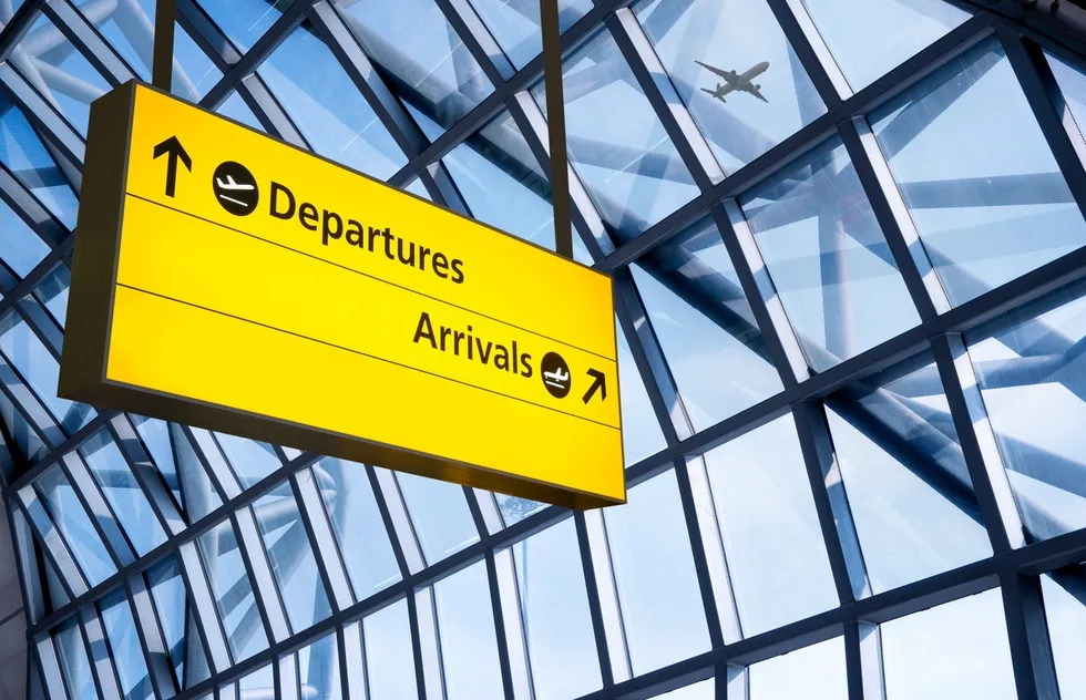 Departures/arrivals sign at an airport