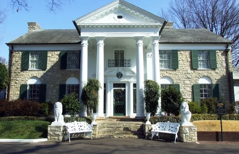 front facade of Graceland, Memphis, Tennessee