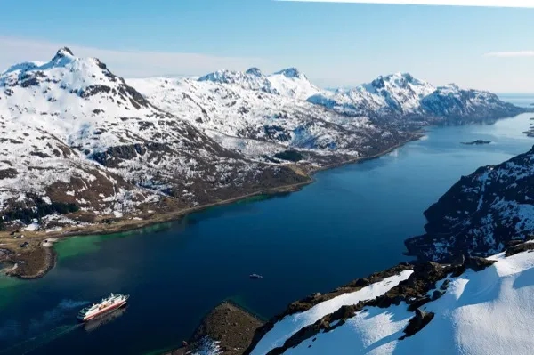 Hurtigrtuen sailing through Trollfjorden