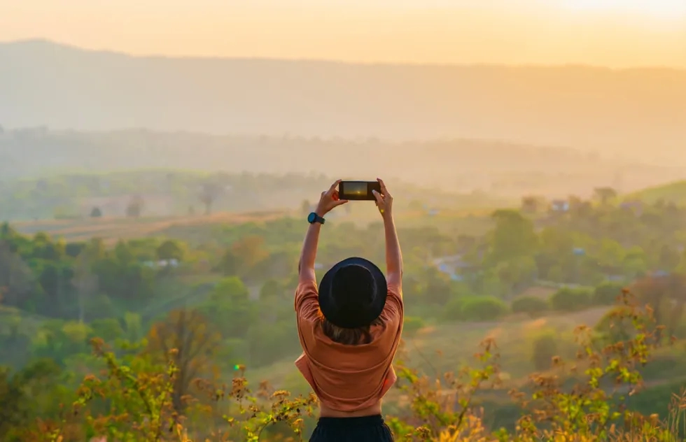 Photographing a landscape with a smartphone