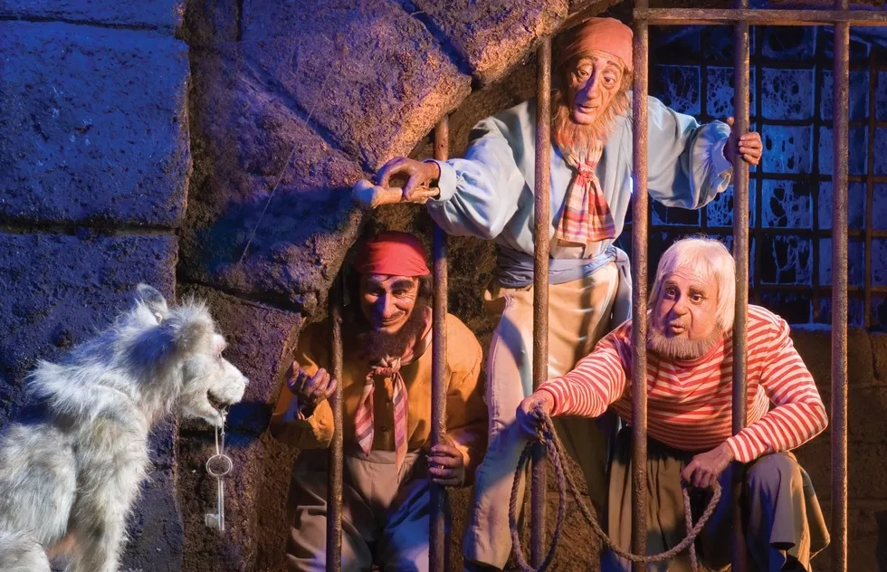 Disneyland: Pirates of Caribbean jail scene with dog