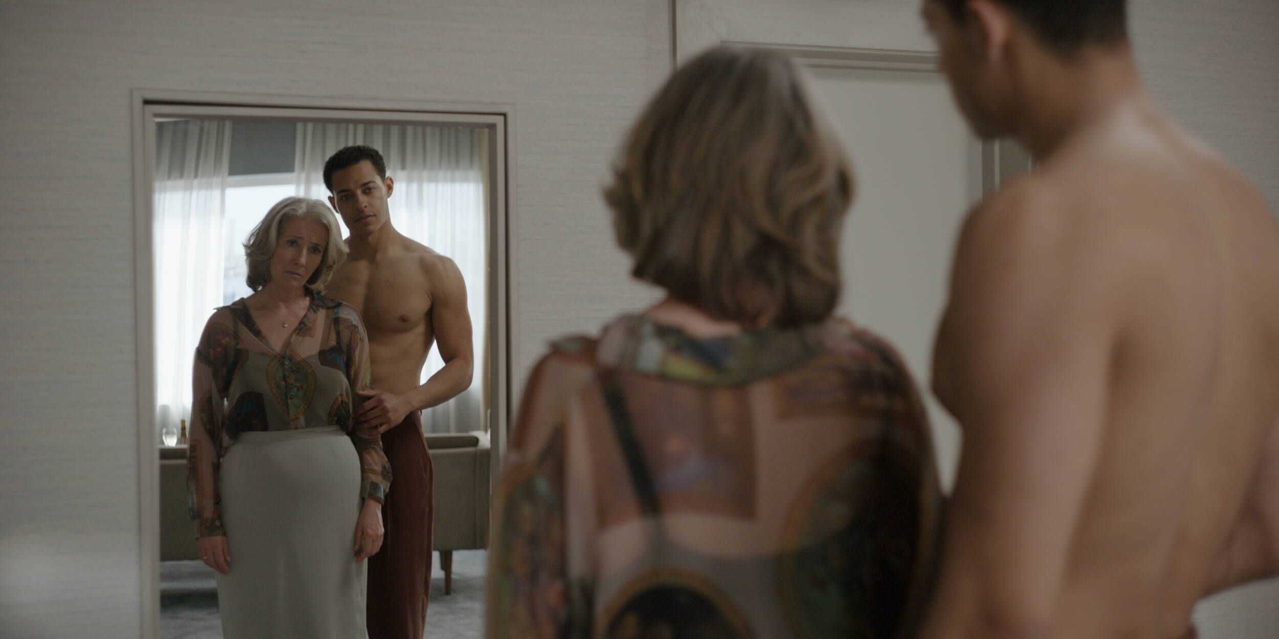 00 EXCLUSIVE 04 goodlucktoyouleogrande stills 284531