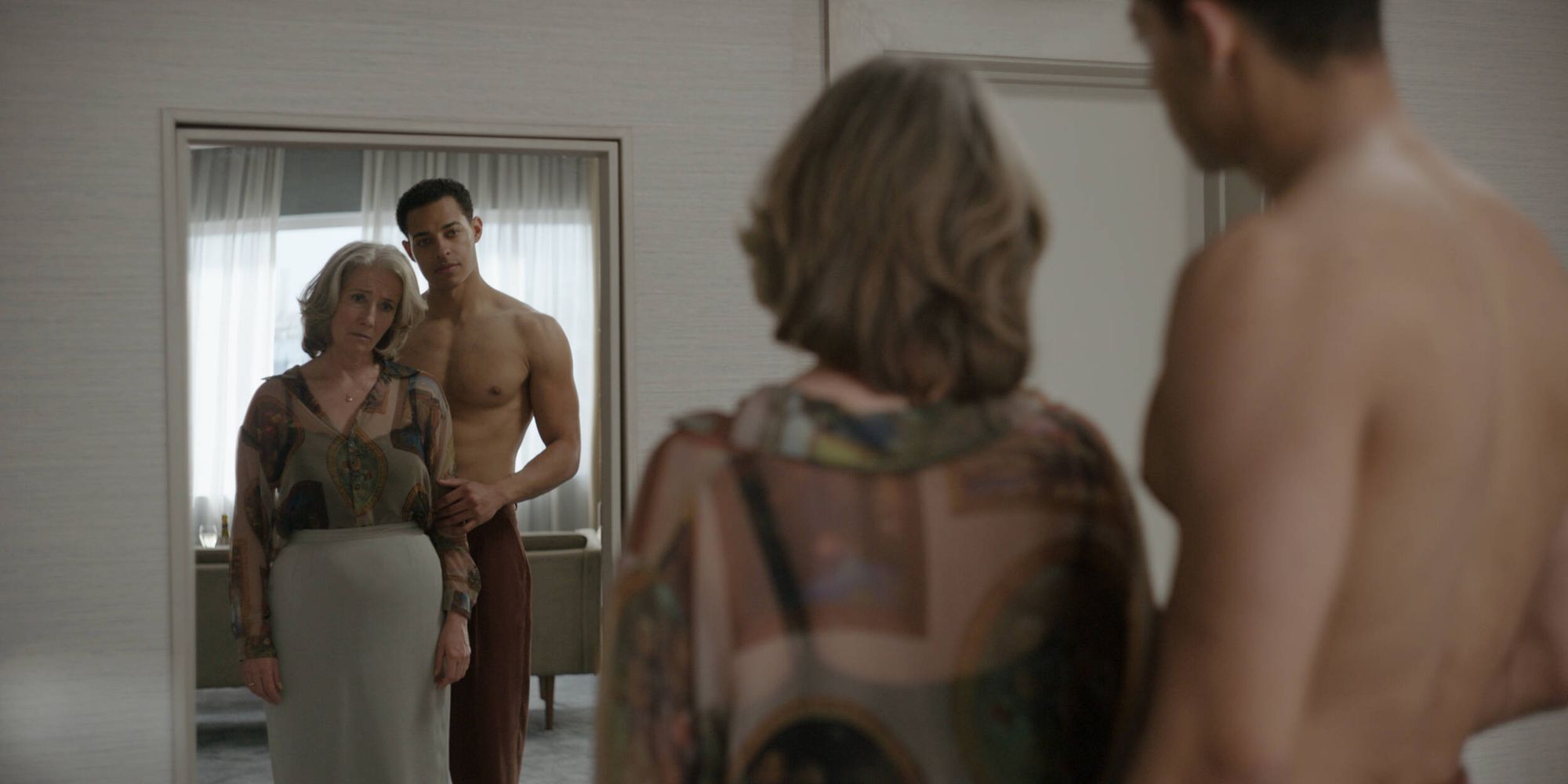 00 EXCLUSIVE 04 goodlucktoyouleogrande stills 284531