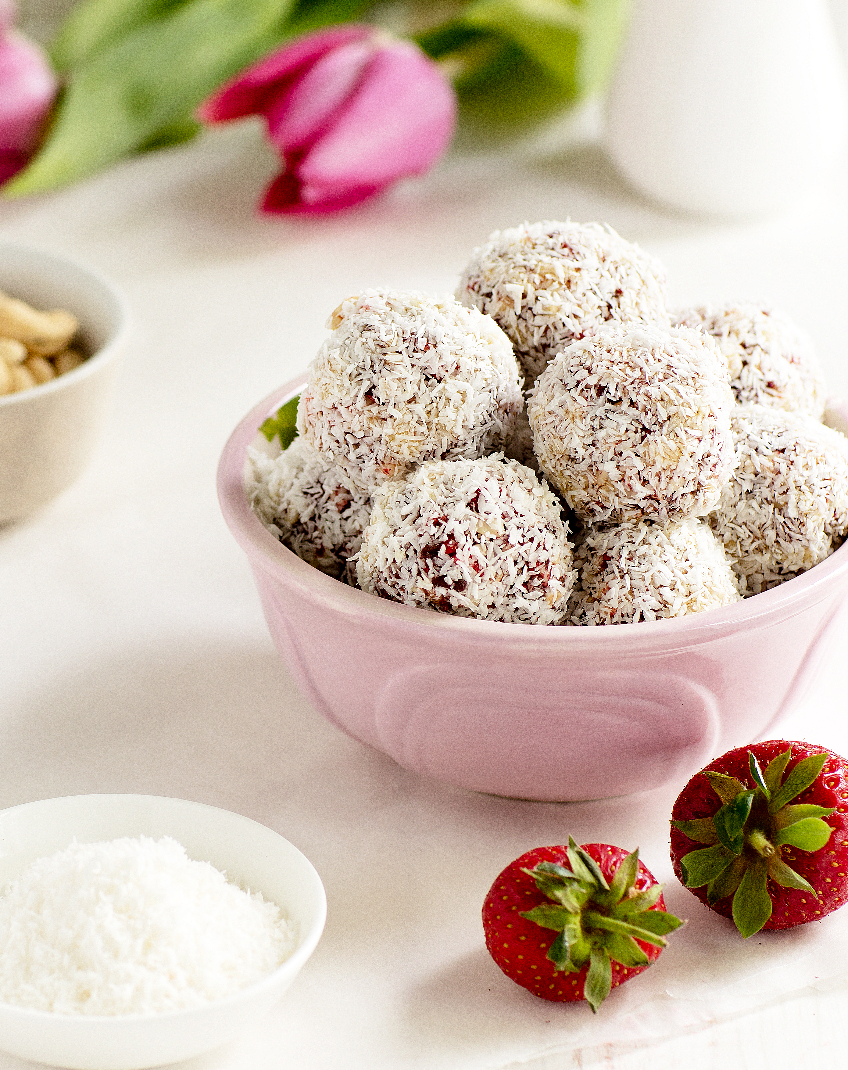 Strawberries and Cream Energy Balls | Truvía®